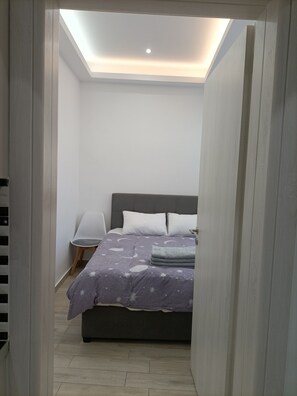 Room - Beautiful Pedestrian (Athens)