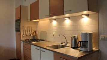 Fridge, microwave, oven, coffee/tea maker