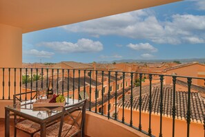 Outdoor dining - Beautiful and comfortable apartment in Javea, Costa Blanca, Spain  with communal pool for 2 persons (Javea)