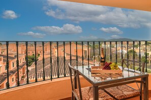 Outdoor dining - Beautiful and comfortable apartment in Javea, Costa Blanca, Spain  with communal pool for 2 persons (Javea)