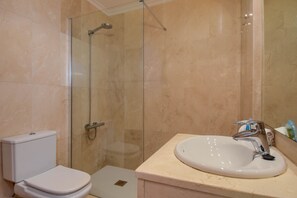 Bathtub, towels - Beautiful and comfortable apartment in Javea, Costa Blanca, Spain  with communal pool for 2 persons (Javea)