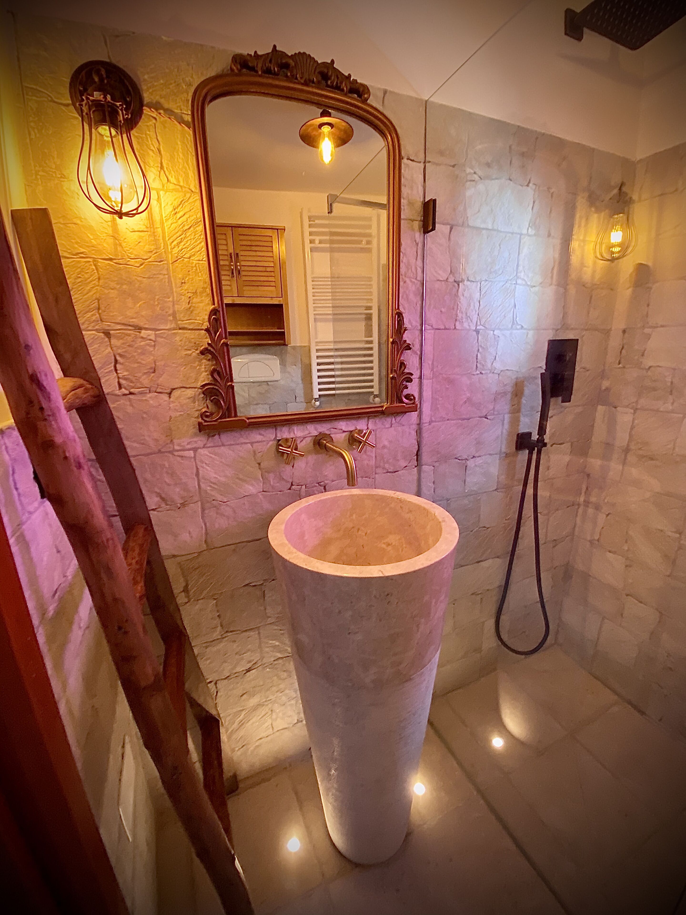Douche, sèche-cheveux, bidet, serviettes fournies