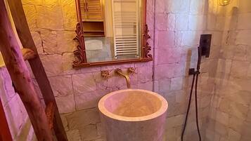 Douche, sĂšche-cheveux, bidet, serviettes fournies
