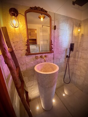 Regadera, secadora de cabello, bidet, toallas 