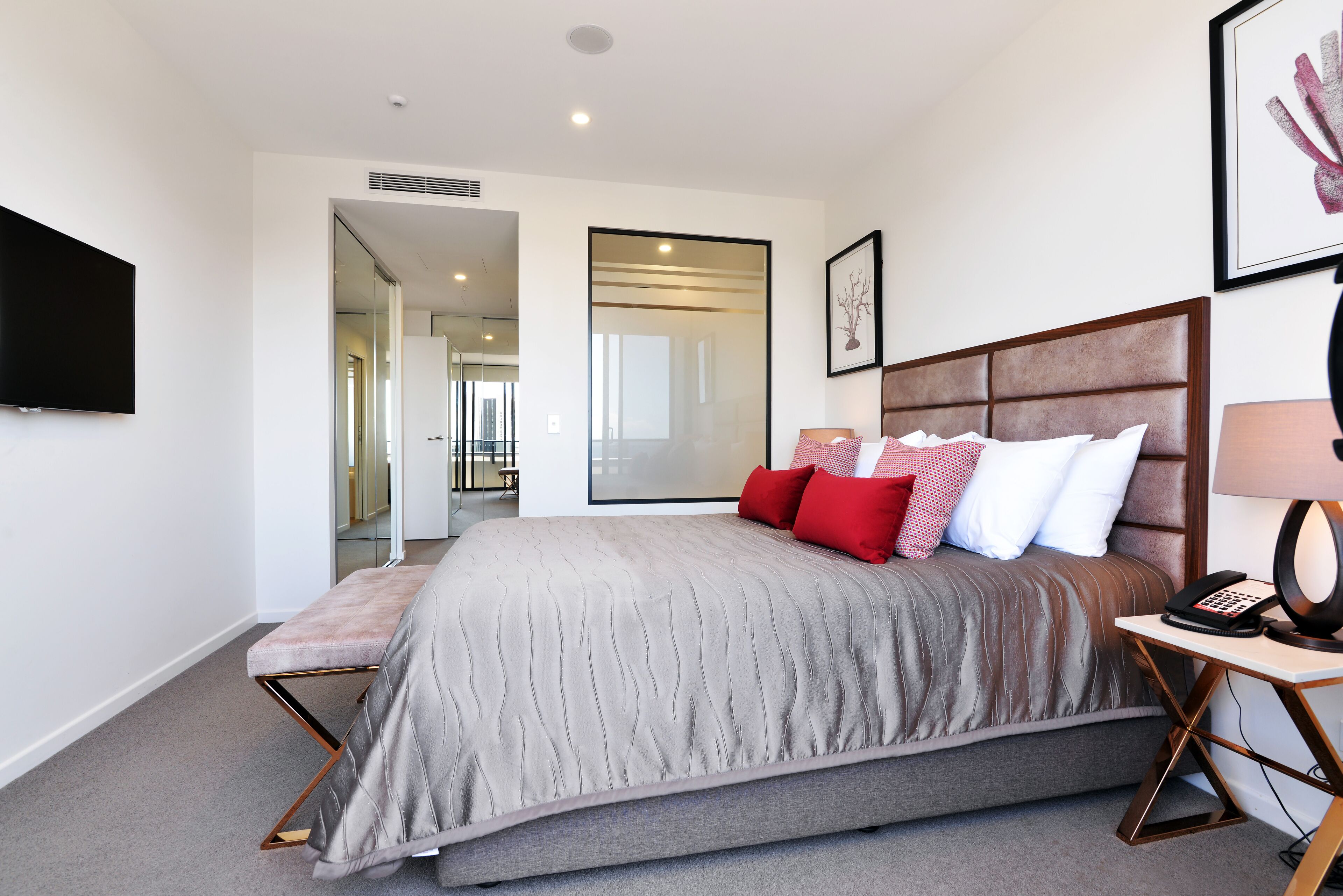Chic and Cozy 2 Bedroom Apartment in Surfers Paradise Mins Away from Cavill Ave