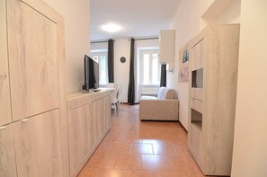 TV - Appartamento Tesoro A: A graceful apartment situated at a short distance from the beach, with Free WI-FI. (Bellagio)