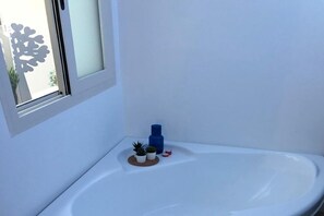 Kombination af bruser/badekar, hårtørrer, bidet, håndklæder