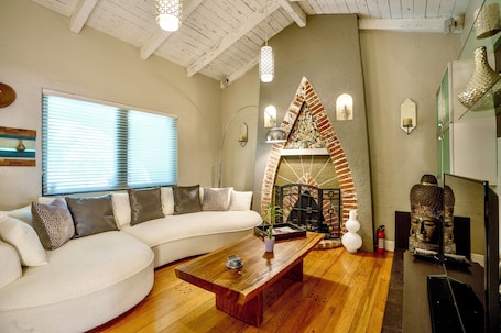 Entire luxurious gated House with front & backyard 10min drive to Miami beach