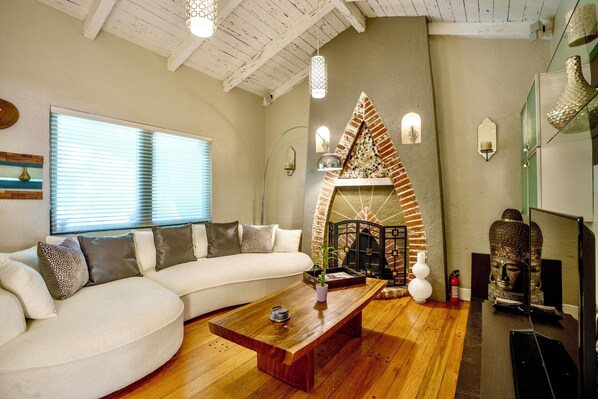 Smart TV, chimenea y oficina