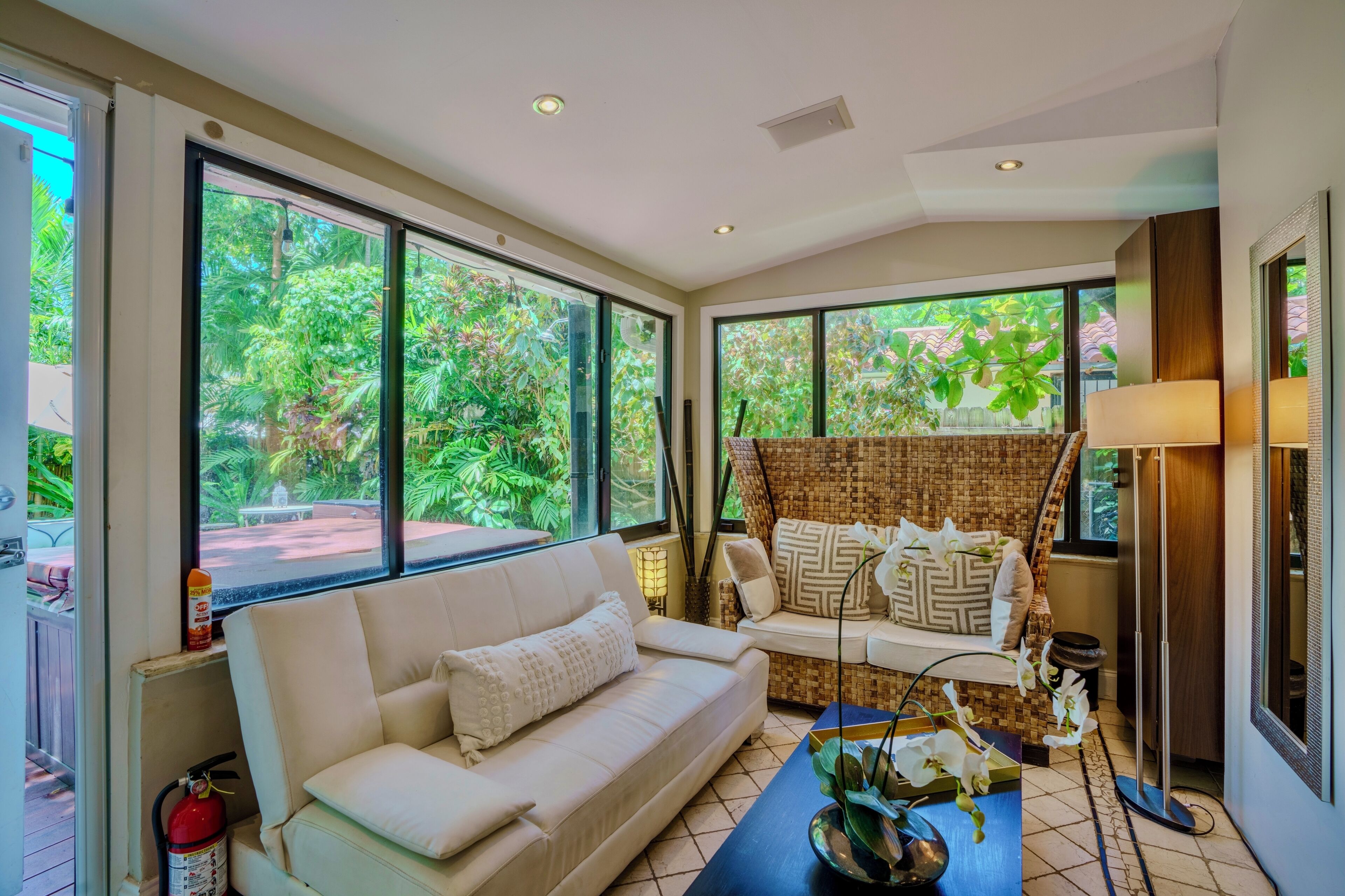 Smart-TV, Kamin, Arbeitsbereiche