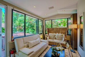 Smart TV, chimenea y oficina