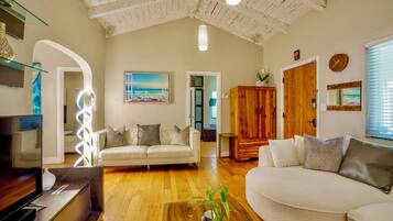 Smart-TV, Kamin, Arbeitsbereiche