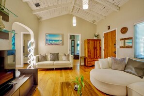 Smart TV, chimenea y oficina