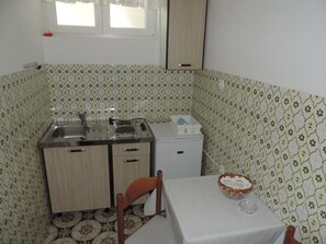 Microonde, tavolo da pranzo