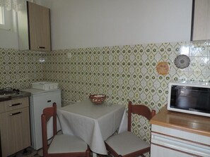 Microwave, dining tables - House Željko i Marija (Brela)