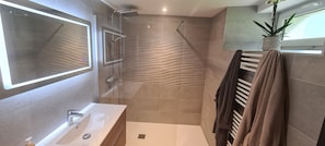 Shower, hair dryer, towels, soap - L'Envie D'Hêtre Bed & Breakfast absolute calm (Orcier)