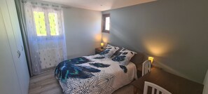 3 habitaciones, tabla de planchar con plancha y cuna de viaje 