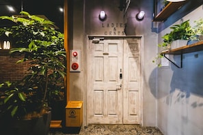 Escritorio y espacio para trabajar con laptop