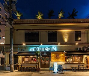 Front of property – evening/night - Kalakaua Inn The Kitchen Hostel Ao (Naha)