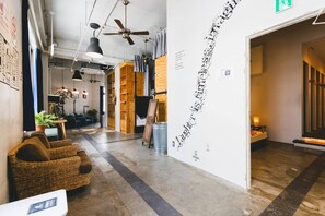 Dormitorio compartido económico, solo para mujeres, para no fumadores | Escritorio y espacio para trabajar con laptop 