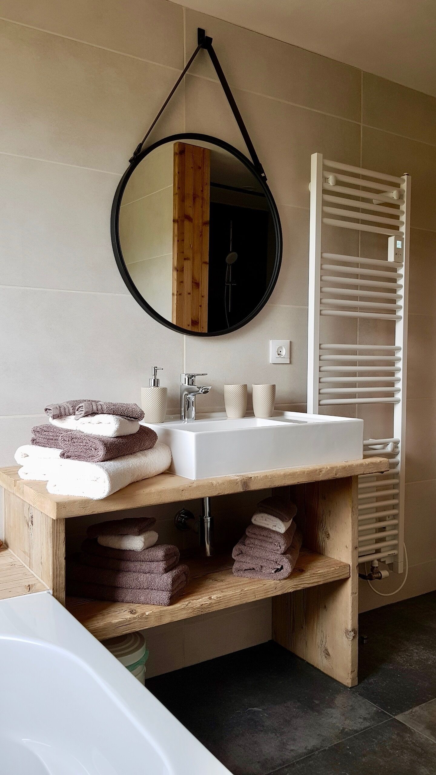 Badewanne, Haartrockner, Handtücher, Seife