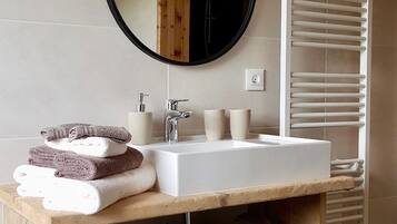 Een bad, een haardroger, handdoeken, zeep