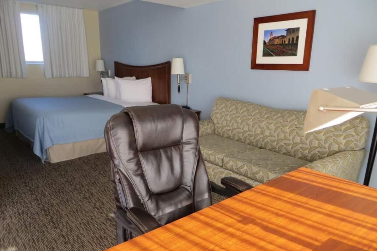 Traditional Triple Room | Iron/ironing board, WiFi (free)