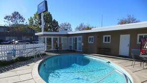 Seasonal outdoor pool, open 9:00 AM to 8:00 PM, sun loungers - Coronet Motel (Palo Alto)
