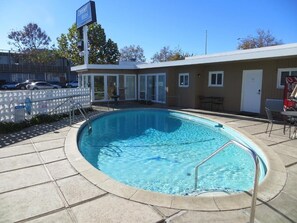 Alberca al aire libre por temporada y camastros