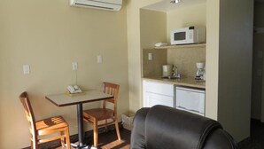 Traditional Quadruple Room | Private kitchen - Coronet Motel (Palo Alto)