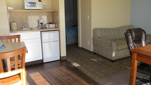 Junior Suite | Living area - Coronet Motel (Palo Alto)