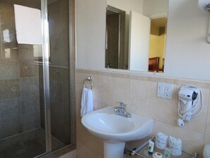 Shower, towels - Coronet Motel (Palo Alto)