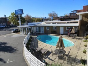Seasonal outdoor pool, open 9:00 AM to 8:00 PM, pool loungers - Coronet Motel (Palo Alto)