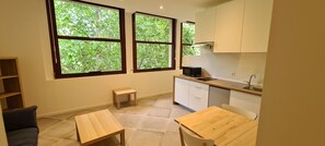 Réfrigérateur, four à micro-ondes, cafetière-théière, grille-pain