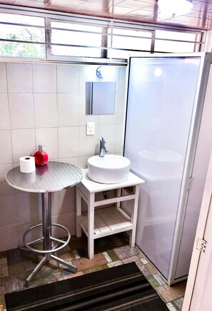 Dusche, Haartrockner, Handtücher, Seife