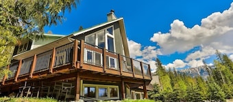 Bear's Den / Cool / Dog Friendly / Hot Tub Access