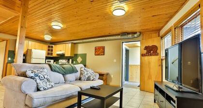 Bear's Den / Cool / Dog Friendly / Hot Tub Access