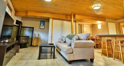 Bear's Den / Cool / Dog Friendly / Hot Tub Access