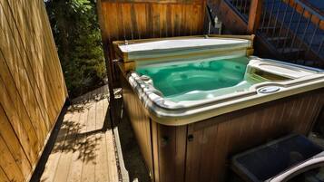 Tina de hidromasaje al aire libre