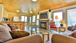 Living area - Pine Lodge / Updated / Top Floor / Hot Tub Access (Fernie)