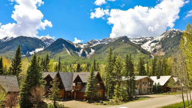 Exterior - Pine Lodge / Updated / Top Floor / Hot Tub Access (Fernie)