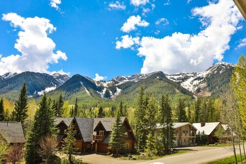 Pine Lodge / Updated / Top Floor / Hot Tub Access