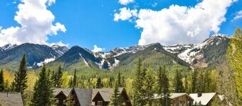 Pine Lodge / Updated / Top Floor / Hot Tub Access