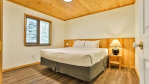 Room - Pine Lodge / Updated / Top Floor / Hot Tub Access (Fernie)