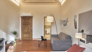 Deluxe-Zimmer | Hochwertige Bettwaren, Zimmersafe, individuell dekoriert, Schreibtisch