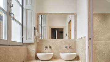 Deluxe-Einzelzimmer | Badezimmer | Dusche, Regendusche, kostenlose Toilettenartikel, Haartrockner