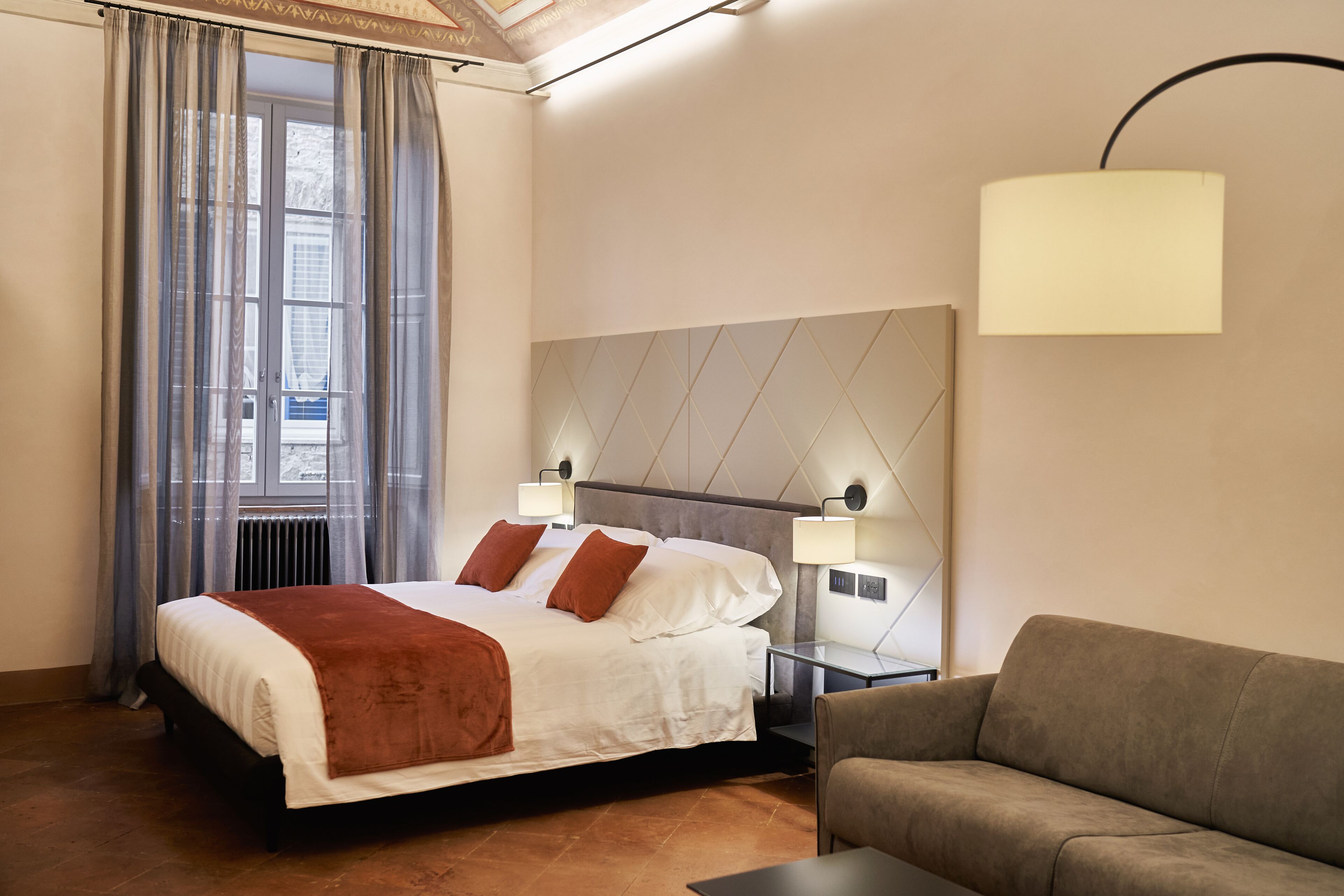 Hochwertige Bettwaren, Zimmersafe, individuell dekoriert, Schreibtisch