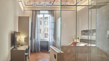 Ropa de cama de alta calidad y caja de seguridad en la habitación