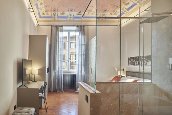 Premium bedding, in-room safe, individually decorated, desk - Residenza d'Epoca San Martino 29 (Siena)