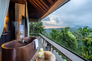 Villa – panorama (Buahan Valley Pool Bale) | Bad | Separat badekar og dusj, dype avslapningsbadekar og regndusjhode